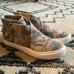 I’m selling these super cute high top army sneakers. Size 8 with velcro straps.